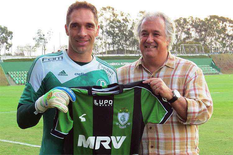 Goleiro Fernando Prass, do Palmeiras, foi homenageado pela diretoria do Coelho após ato de respeito