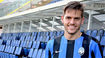 Rafael Toloi posa com a camisa do Atalanta