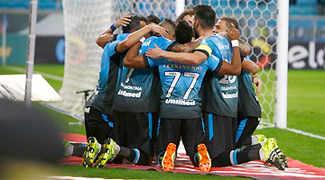 Grêmio comemora gol contra o Coritiba: Tricolor faz dever de casa diante mais de 22 mil torcedores