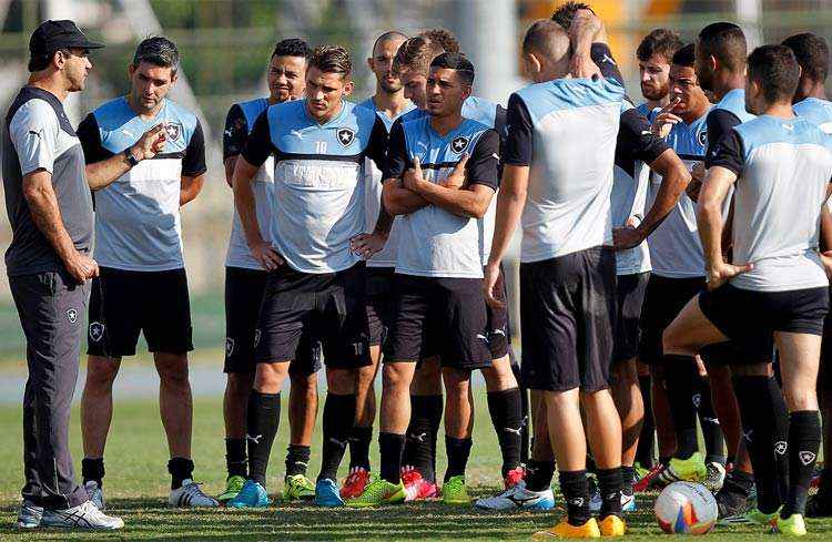 Técnico Ricardo Gomes ficou no treinamento de quinta-feira para evitar sustos contra equipe alagoana