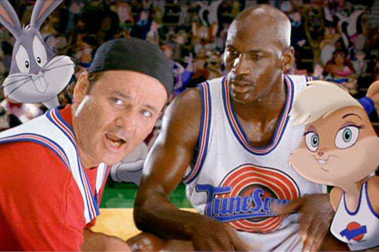 Michael Jordan (D) ao lado de Bill Murray (E) em cena do clássico longa-metragem lançado em 1996