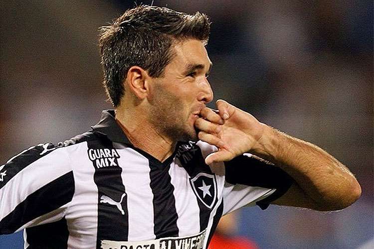 Alvaro Navarro marcou três vezes na vitória do Botafogo sobre o Atlético-GO por 4 a 0, no Engenhão