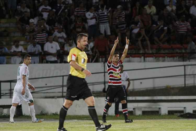 Sem Grafite e Anderson Aquino, Luisinho (no centro, comemorando) e Bruno Moraes deram a vitória ao Santa