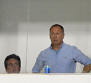 Bruno Vicintin e Mano Menezes acompanharam o jogo da tribuna