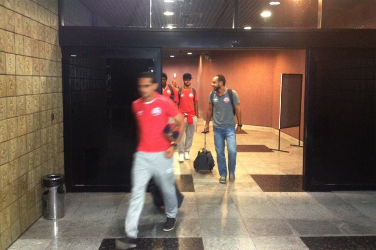 Após retorno ao Recife, atletas do Náutico têm apenas um treino para jogo contra o Sampaio Corrêa nesta sexta