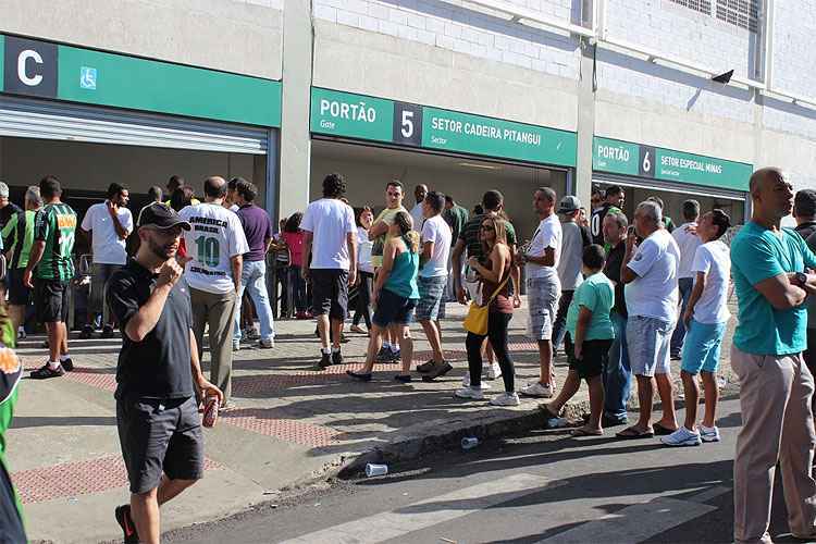 Torcedores do América já podem comprar ingresso para jogo contra o Bragantino, no Independência