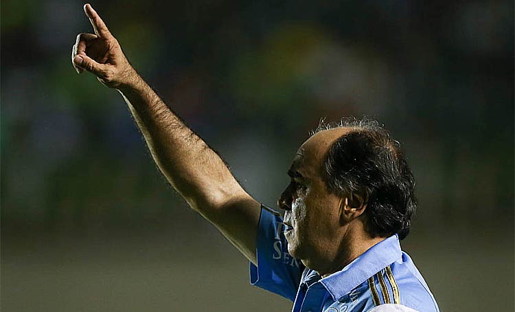 Para Marcelo Oliveira, ganhar o clássico é a chance de minimizar a queda do quarto para o sexto lugar