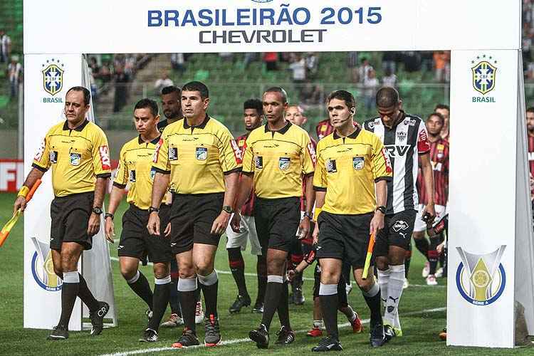Trio de arbitragem foi questionado por Atlético e Atlético-PR em partida polêmica no Independência