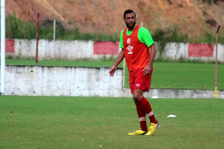 Zagueiro Ronaldo Alves é um dos jogadores com que Lisca ainda não sabe se vai poder contar nesta sexta