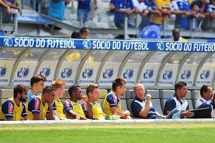 Mano Menezes prefere se posicionar perto dos jogadores no banco de reservas para dialogar durante partida
