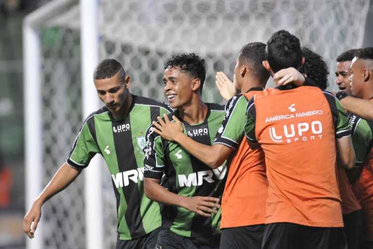 Autor do segundo gol contra o Náutico, Felipe Amorim comemora o tento anotado com os companheiros