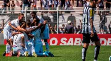 Jogadores da Ponte comemoram o gol da vitória contra o Santos