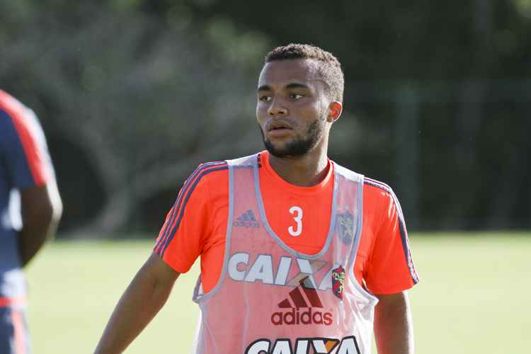 Samuel Xavier pegou dois jogos de suspensão e não poderá ser relacionado para a partida contra o Vasco, no domingo