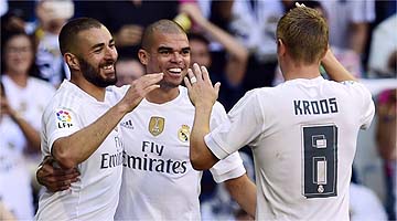 time da capital contou com o gol solitário de Benzema (e) para vencer o Granada