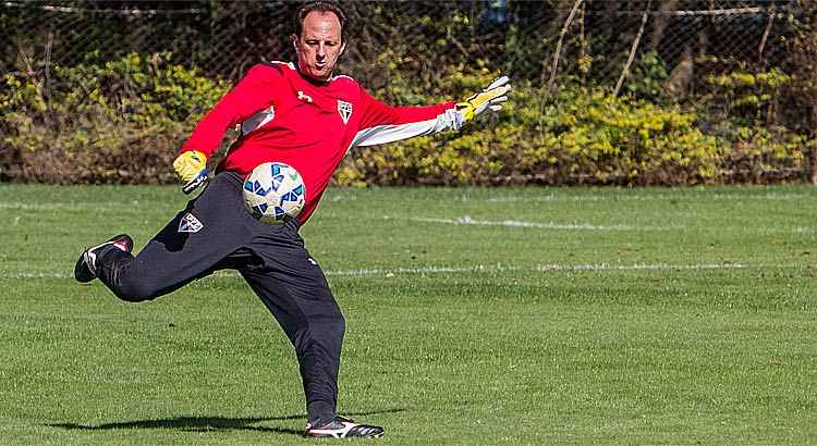 Goleiro Rogério Ceni foi poupado na partida contra o Avaí, pelo Brasileiro, e agora volta ao time