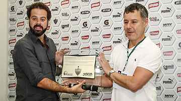 Nepomuceno e Balsimelli em homenagem pelos 100 jogos do Galo no 