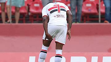 Durante disparo ao ataque, em jogo com Palmeiras, Michel Bastos lesionou a coxa esquerda