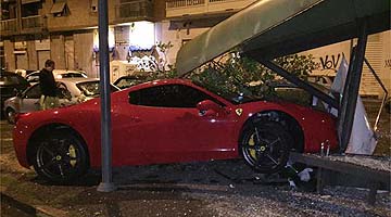 Uruguaio Martin Cáceres bateu sua Ferrari num ponto de ônibus e acabou punido pela Juventus