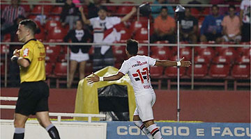 Rogério comemora o gol da vitória tricolor