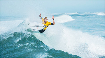 Mick Fanning venceu sua bateria nos últimos segundos e avançou à quarta fase na França 