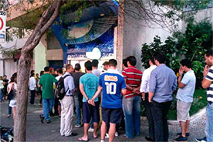 Torcida formou filas nas lojas no dia do lançamento da camisa de 2015