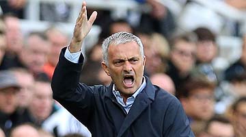 José Mourinho afirmou em coletiva que árbitros teriam medo de apitar à favor do Chelsea
