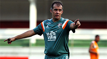 Técnico Eduardo Baptista não deve poupar jogadores para encarar o Cruzeiro no domingo