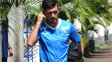 "Treino para ser titular, mas quem decide é o treinador. O importante é estar preparado para fazer o melhor quando escalado", diz Arrascaeta