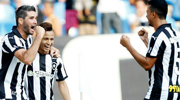Uruguaio Navarro  marcou os dois primeiros gols do Botafogo na goleada sobre o Bragantino