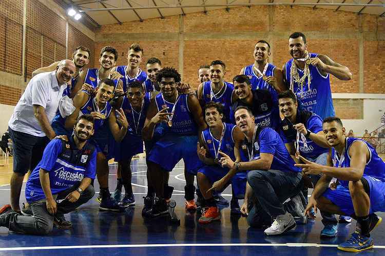 Jogadores do Minas Tênis Clube comemoram título do Campeonato Mineiro, no Ginásio do Olympico