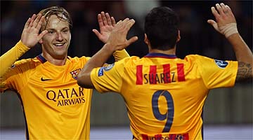 Ivan Rakitic (esquerda) contou com a ajuda de Neymar para marcar os dois gols da vitória