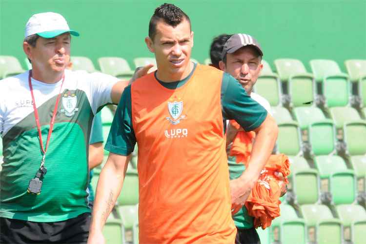 Marcelo Toscano espera voltar a balançar as redes, mas foca em vitória do América diante do Oeste