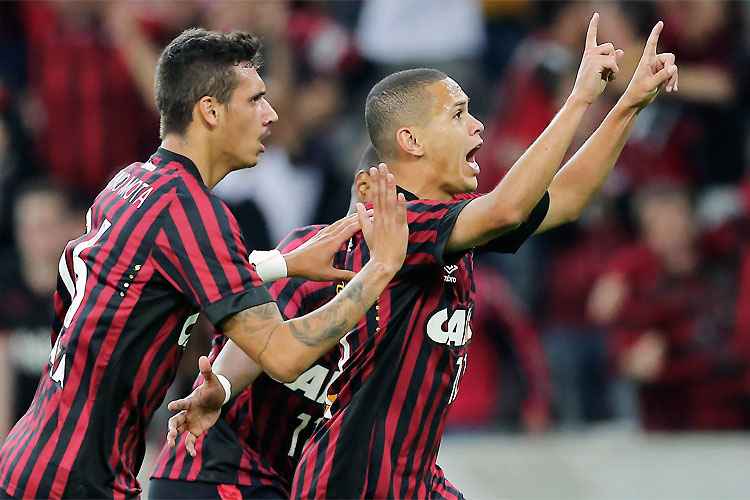 Bruno Mota comemora o gol da vitória do Furacão diante do time paraguaio: vantagem para jogo da volta