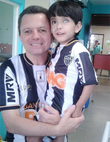 Cláudio Riquetti, cego há 17 anos, visitou o garoto Matheus e registrou a imagem, que tem causado repercussão nas redes sociais