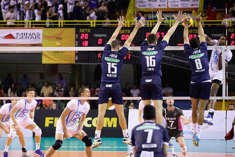 Cubano Leon, um dos destaques do Zenit Kazan, encara bloqueio triplo do Cruzeiro: time russo mostrou força