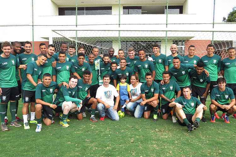 O pequeno Matheus recebeu o carinho dos jogadores do América na tarde desta quinta, no CT