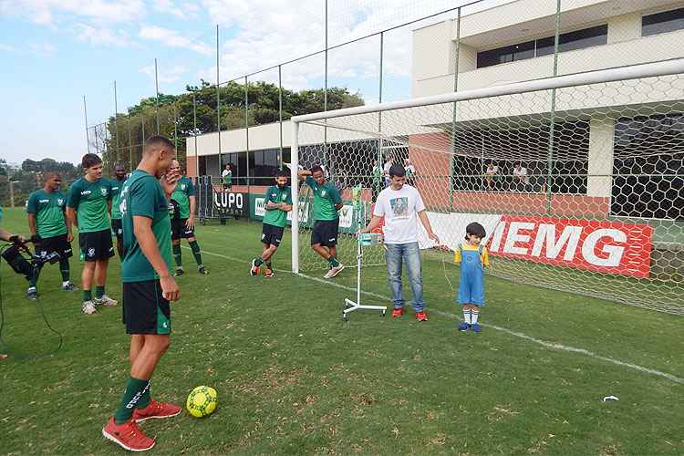 Richarlison bateu bola com garotinho Matheus, que visitou CT Lanna Drumond nesta quinta-feira