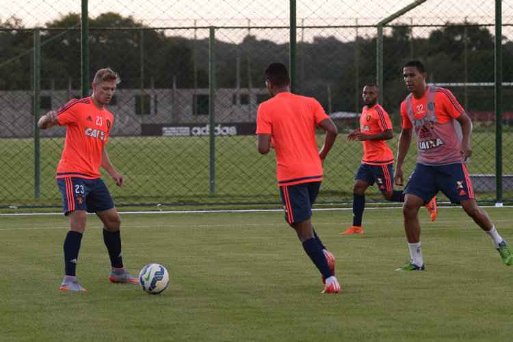 Meia virou dúvida durante a semana, mas foi escalado no treinamento e deve ir para o jogo