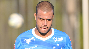 Mayke jogará no meio-campo com Mano Menezes