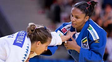 Érika Miranda só perdeu para a francesa Annabelle Euranie, na grande final em Abu Dhabi