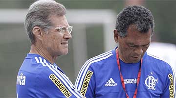 Oswaldo de Oliveira crê em recuperação de afastados e cogita ficar no Flamengo em 2016