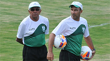 Cláudio Prates (d) será técnico no lugar de Givanildo Oliveira, que está suspenso