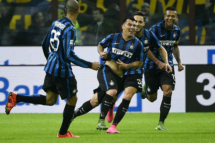 Medel comemora gol da vitória da Internazionale, que assume liderança no lugar da Roma 