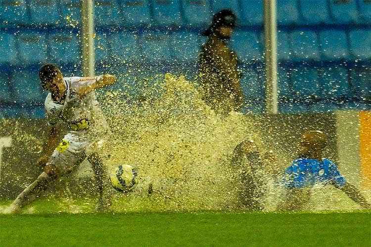 Cruzeiro sentiu o estado ruim do gramado da Ressacada, que estava completamente alagado