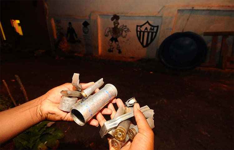 Moradores da residência mostram restos de bombas e balas de borracha atiradas pela PM durante ação