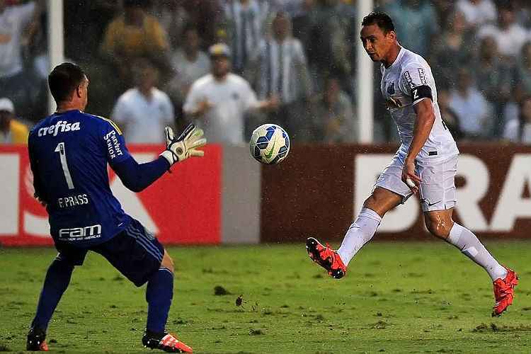 Ricardo Oliveira teria chutando bola propositalmente em cima de Fernando Prass no clássico na Vila Belmiro 