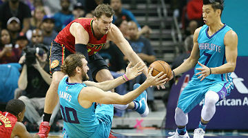 Contra Hornets, Splitter ajudou Hawks a somar terceira vitória em quatro jogos na temporada