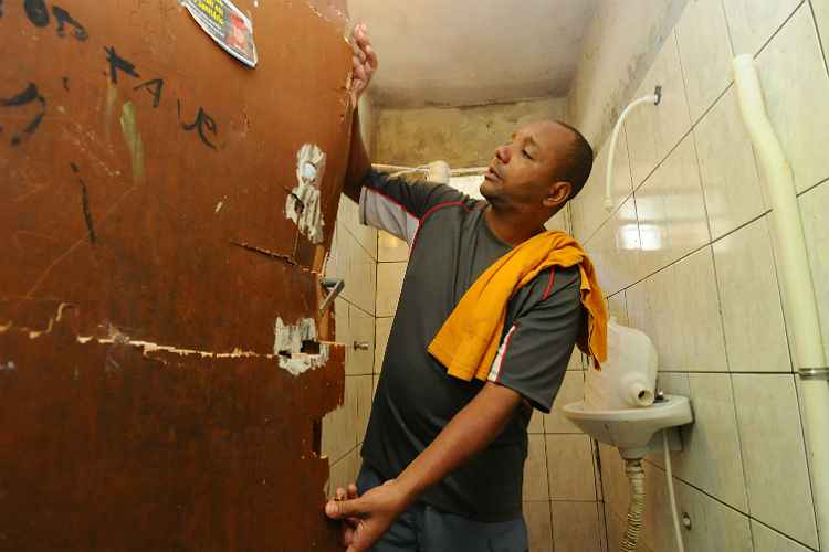 Anderson Cardoso mostra os estragos no banheiro de sua casa, invadida por torcedores e policiais