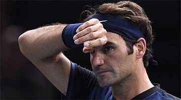 Roger Federer perdeu para o 2º melhor do mundo, John Isner, e está fora do Masters 1000 de Paris