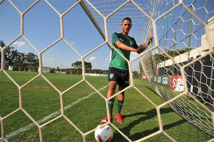 Apesar do jeito tímido, jovem de 18 anos mostra sintonia com as redes: ele soma 8 gols na Série B